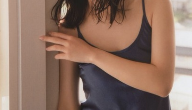 【画像】167cm39kgのスレンダー美女さん、腹筋チラした結果シコすぎる