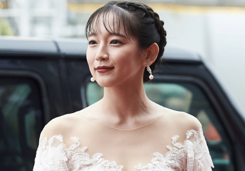 【画像】吉岡里帆、俳優に抱かれてメスの顔www