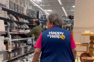 【米ウォルマート】客、野球バットで食器を叩き割る騒ぎ