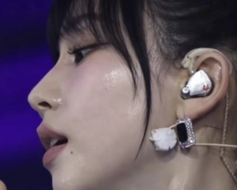 【画像】脇汗がビショビショのアイドルさん、エッッッッッッッ