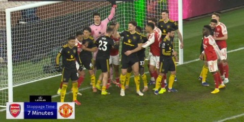 【悲報】サッカーから「キーパーチャージ」が廃止された結果生まれた、コーナーキック時にキーパーを取り囲む満員電車作戦がこちら