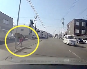【札幌】走行中に小学生らしき男の子から石を投げつけられるドラレコ。