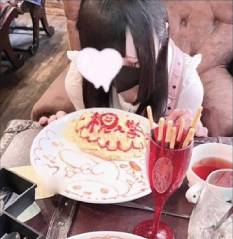 【画像】竿役のおっさんみたいなソファ、見つかるwww