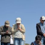 【辺野古】死亡した女子高生の「思いはきっと『無謀な工事やめてくれ』」 抗議活動をしている人が花を手向ける