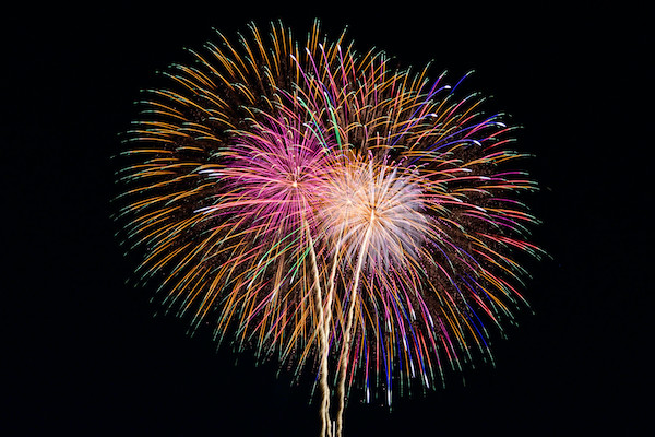 20代女性「花火大会有料席（8000円）から花火見えない。返金してもらえる？」→市役所「無理です」