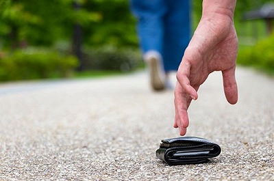 【悲報】落ちていた財布から14万を抜き取り所有者に届けたジジイが逮捕される・・・