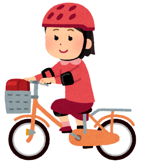 お昼で混み合うフードコートで子供を自転車に乗せる親