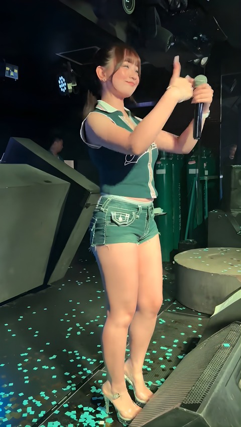 【画像】ちょっとムチムチなアイドルのイベント風景がちょっとHだと話題！！