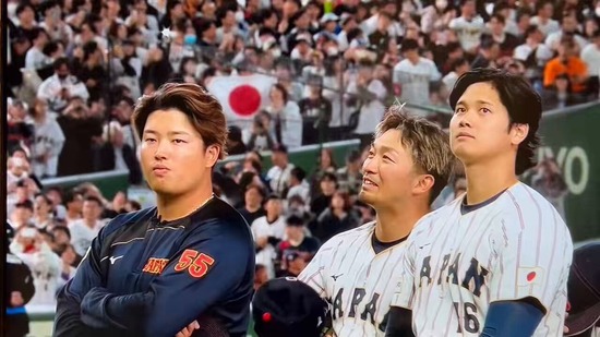 【WBC】村上宗隆さん、天皇皇后両陛下退場時にガムクチャ腕組みしてて炎上