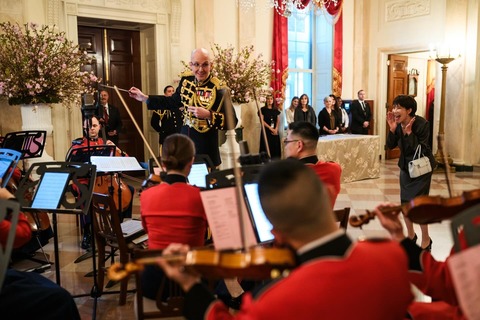 【画像】高市早苗ダンスの別アングルの写真が発見されるwww