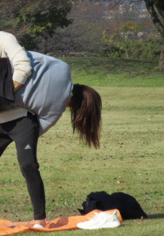 【悲報】公園でプロレスしてる女子、パ〇チラしてしまうwww