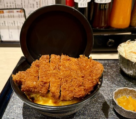 あんた！閉じないカツ丼の事どう思ってんのよ！