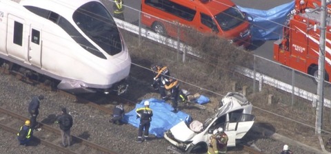 【画像】新幹線と激突した車、変わり果てた姿で発見される