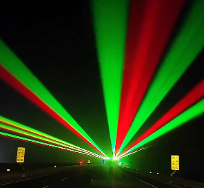 【中国】山東省の高速道路に“眠気防止ライト”設置 「SFみたいな世界」「逆に気が散る」「これ高速でパーティー始まるだろｗ」などの声