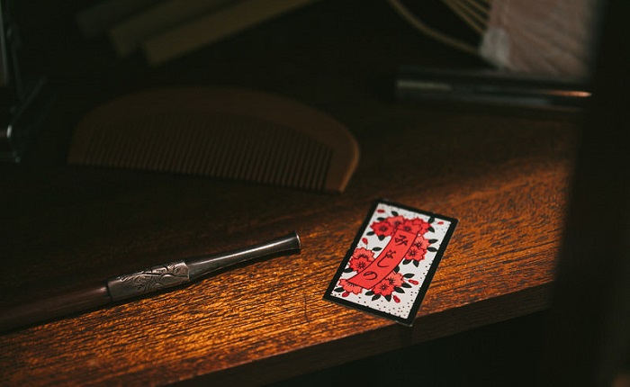 【画像】かるた部JK、胸元ガードゼロでエロすぎｗｗｗ