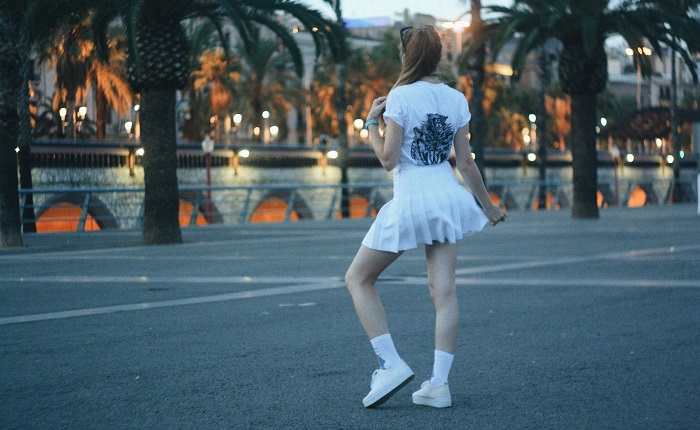 【画像】元AKBアイドル、ほぼパンツ丸見え衣装で踊らされてて直視不可避