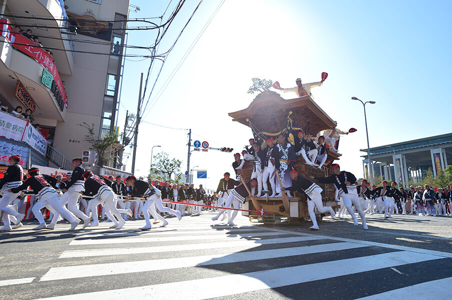 俺「決算前で忙しいから悪いけど休日出勤してほしい」岸和田在住の新人「その日だんじりやから無理です」俺 「いや、祭りと仕事どっちが大事なんだ」新人「祭り」　→　数日後に『若頭』から電話があって……..