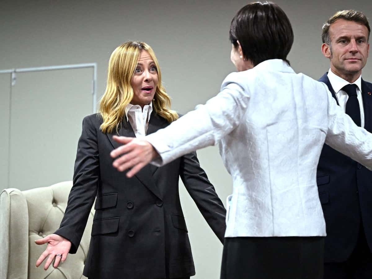 【画像】メローニ(49)「本音はアジアのお婆さんがすんごい表情で近づいてきてびっくりした」マクロン(48)「ぼくは見て見ぬふりした」