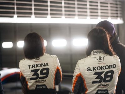 【画像】女性レーシングドライバーさん(19)のレーシングスーツごしお尻がたまんねええええええええええ