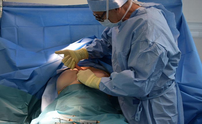 【画像】セクシー女優の整形失敗お○ぱい、同情しかないｗｗｗ