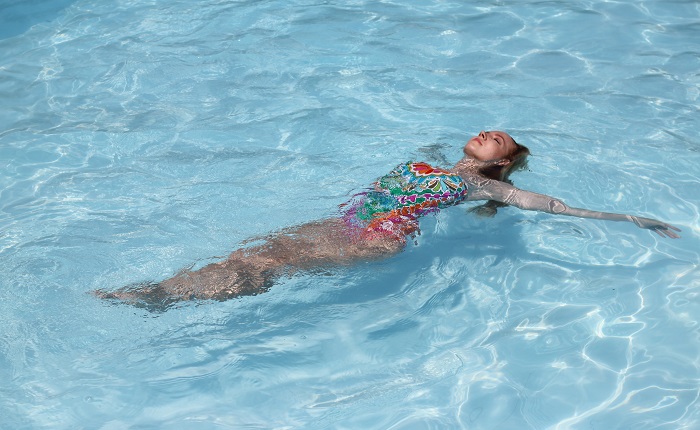 【画像】ナイトプールにギリギリやれる爆乳女ｗｗｗ