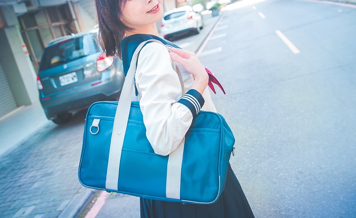 【動画】JKのラッキーハプニングｗｗｗ