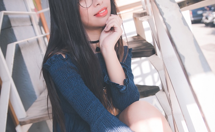 【画像】令和の眼鏡女子、巨乳を隠しきれていないｗ