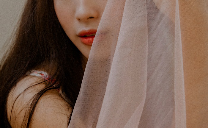 【画像】38歳のお姉さんがとんでもない爆乳を惜しげもなく晒してて直視不可避