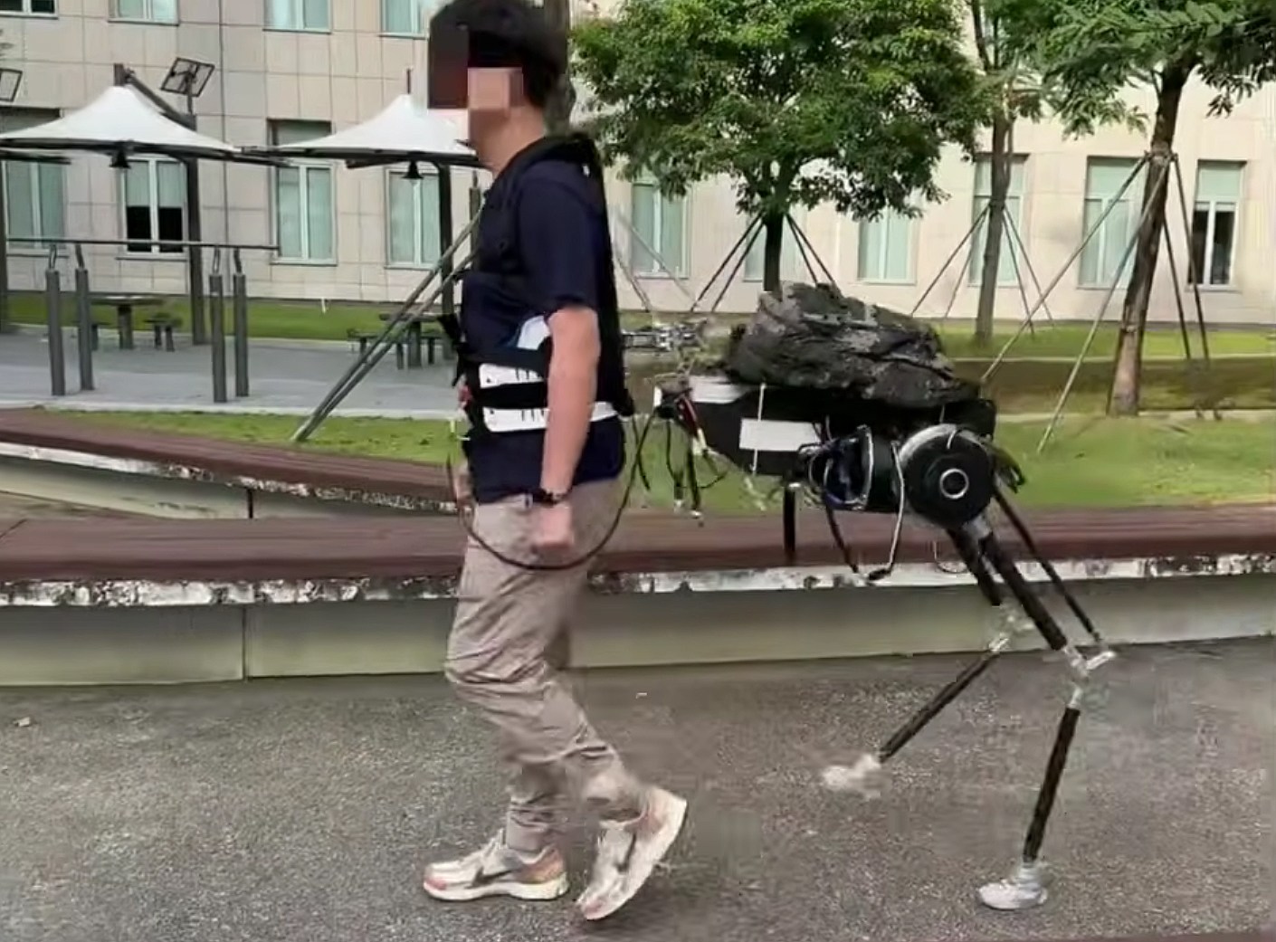 人間をケンタウロスに変えるロボットを開発