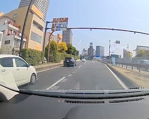 【動画像】岡崎市でクレーンが歩道橋に衝突する瞬間がドラレコに記録される。