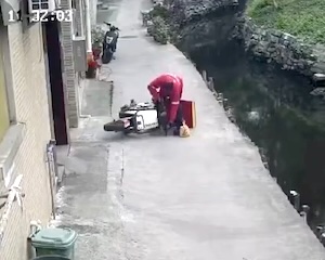 【動画】悲惨すぎるフーデリの配達員が中国で撮影される（ノ∇`）