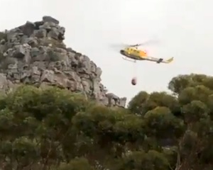 【動画】消火活動をしていたヘリコプターが岩山に接触して墜落。
