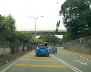 【動画】逆走暴走車がバイクと正面衝突。ライダーをぶっ飛ばす大事故。