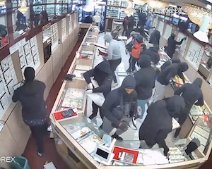 【動画】フラッシュモブ強盗、宝石店の商品の75%を1分で盗む。
