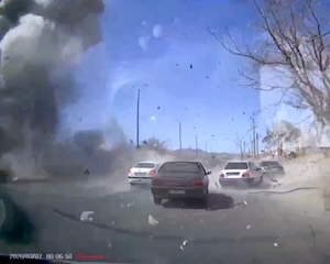 【動画】イランで撮影された空爆の瞬間のドライブレコーダー。