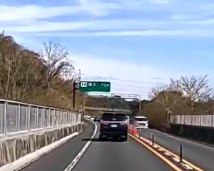 【動画】京奈和自動車道で起きた大事故。どうしてこうなったと思ったら。