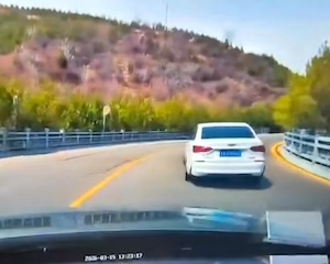 【動画】無理な追い越しを仕掛けて対向バイクと正面衝突するドラレコ。