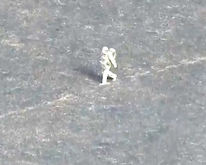 【動画】荒野をたった一人歩いていたロシア兵をウクライナの自爆ドローンが襲う。