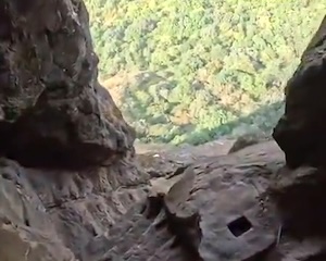 【動画】インドの要塞「ハリハール・フォート」の足がすくむ急階段を下る。