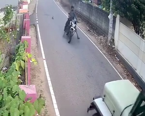 【動画】インドの交通事故で半裸。ノーパンで事故って屈辱にまみれたバイク乗り(´･_･`)