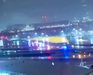 【事故】エア・カナダ機が消防車と衝突した瞬間の映像が公開される。