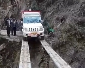 【動画】難易度インド。車でここを渡るのは勇気がいりすぎるだろwww