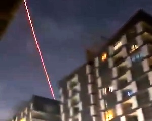 【動画】イラクの米国大使館に設置されたC-RAMが飛来物を迎撃する様子。