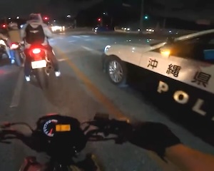 【動画】沖縄県警の制止を無視して暴走を続ける外人バイク集団。