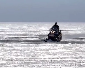 【動画】フルスピードで暴走したスノーモービルで52歳が亡くなった事故。