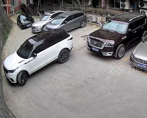【動画】難易度の高い駐車場で起きたびっくりな事故。