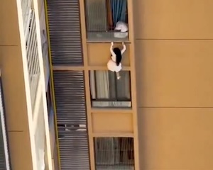 【動画】不倫現場？マンション10階の窓から脱出するスカート姿の女が撮影される。