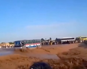 【動画】アフガニスタンで洪水に突っ込んだ乗客満載のバスが流されてしまう。