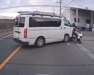 【動画】埼玉のサンキュー事故。ハイエースと左側追い抜きのバイクがバチーンしてしまう。