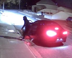 【動画】ガソリンを撒いて放火しようとした男たち、自爆してしまう。